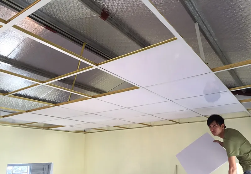Hướng dẫn tính chi phí trần thả nhựa cách dễ hiểu