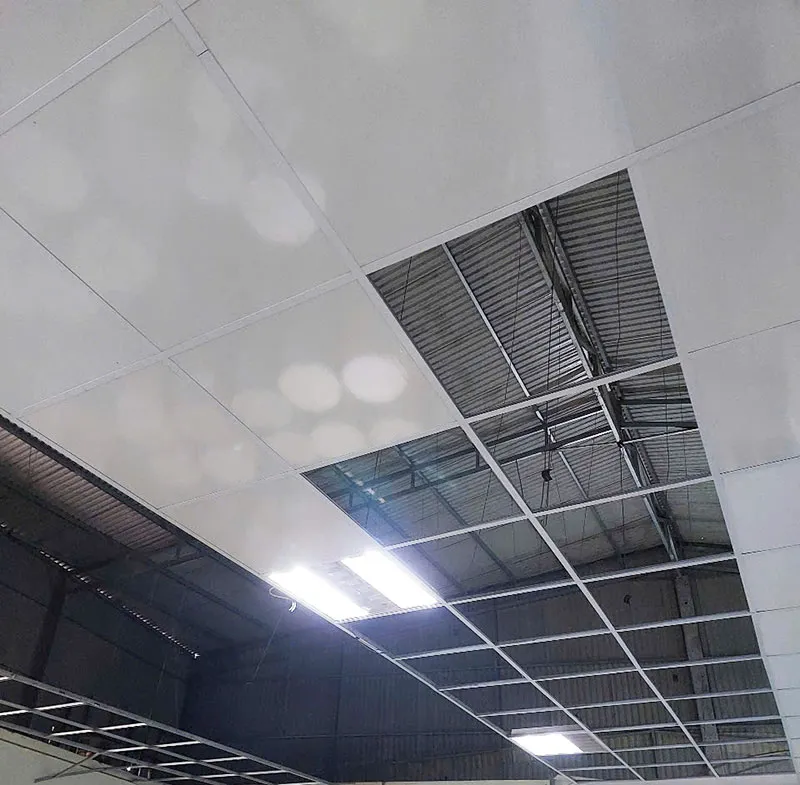 Trần thả nhựa bị thấm nước có sao không