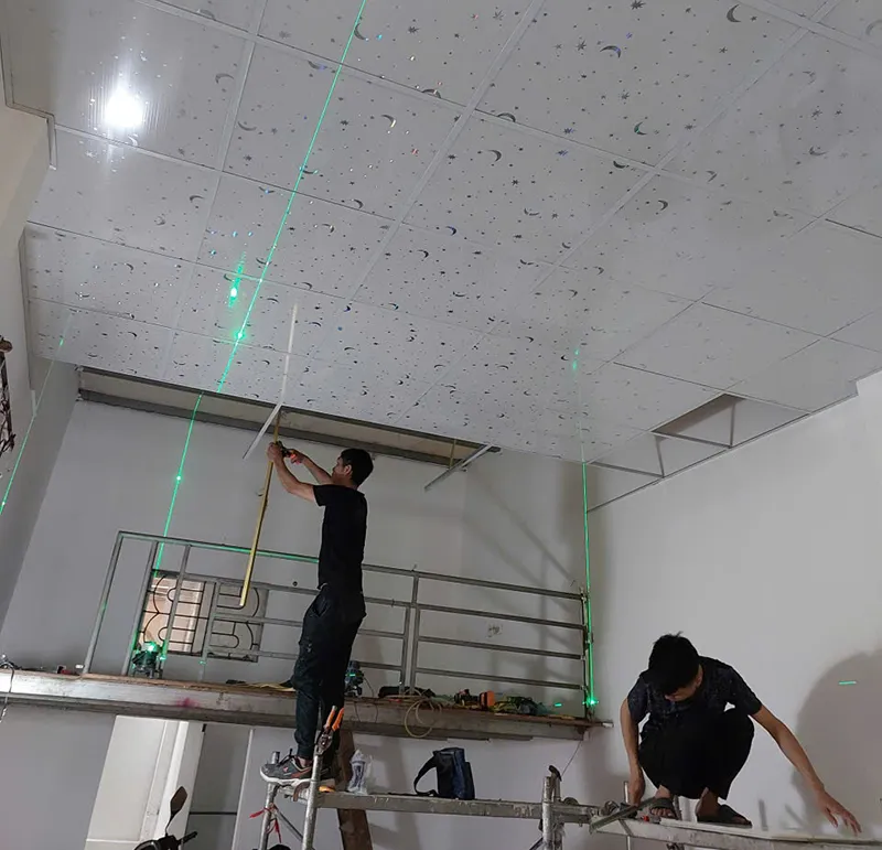 Hướng dẫn từng bước thi công trần nhựa thả đúng kỹ thuật